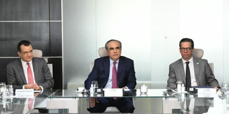 Directivos de la JCE y del CONEP se reúnen y hablan de las venideras elecciones 