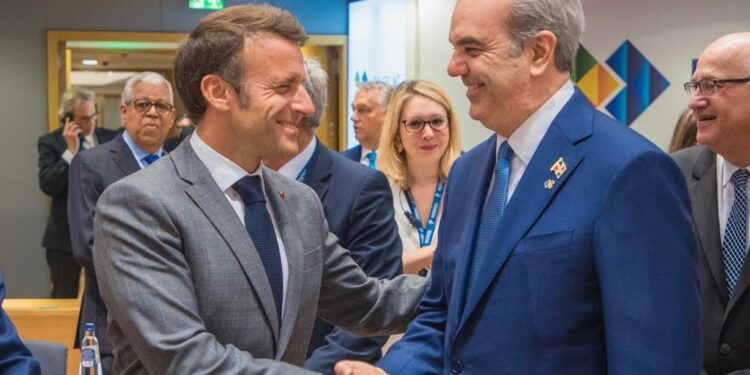Presidentes Abinader y Macron dialogan por varios minutos en Cumbre UE-CELAC