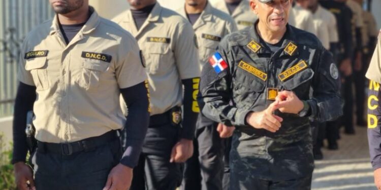 Presidente de la DNCD celebra decreto crea carrera del agente antinarcóticos