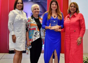 Luisa Feliz recibe reconocimiento por sus aportes al sector turístico