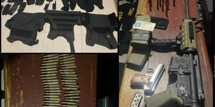 Autoridades sorprenden y arrestan a dos prófugos de la justicia