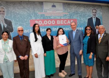 Cerca de 400 profesionales dominicanos reciben becas para estudiar en 7 países