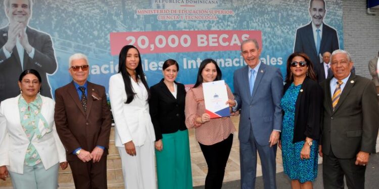 Cerca de 400 profesionales dominicanos reciben becas para estudiar en 7 países