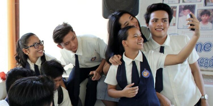 La Unesco pide prohibir los teléfonos inteligentes en las escuelas