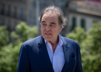 Oliver Stone defiende el uso de energía nuclear para "limpiar" el medio ambiente