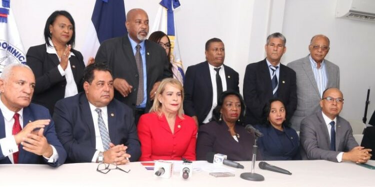 Colegio de Notarios anuncia proceso legal contra la PGR por deuda