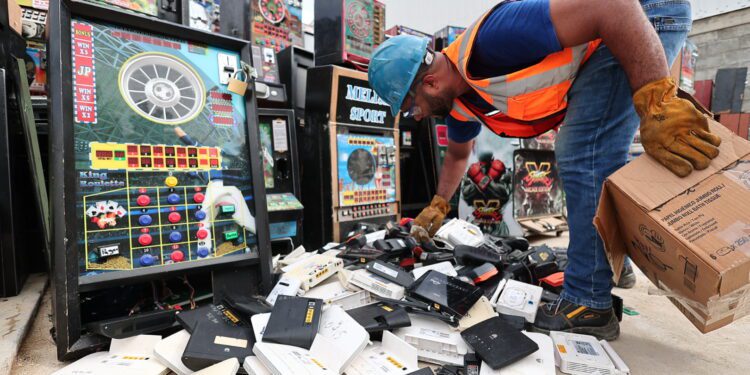 Hacienda destruye 1,800 equipos usados en comercialización ilegal de juegos de azar