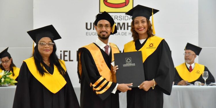 UNIREMHOS gradúa 411 nuevos profesionales y  11 especialistas en salud pública