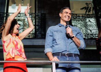 Sánchez vuelve a tumbar los pronósticos en España y se agarra a un bloqueo que le permite resistir