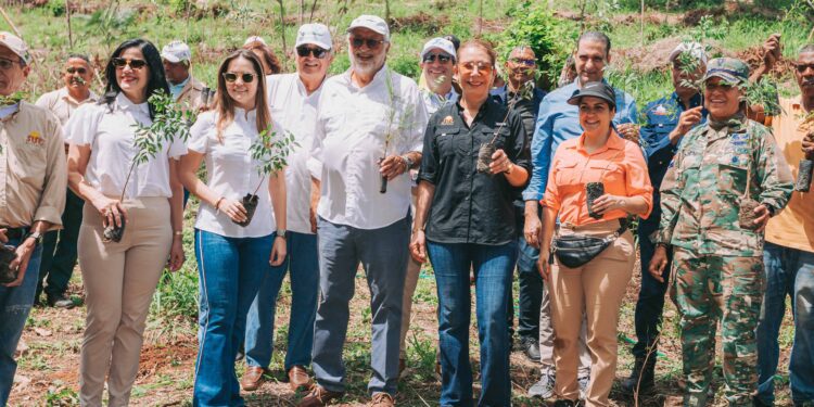 Sur Futuro y Consorcio Punta Cana-Macao reforestan en área protegida privada de Azua
