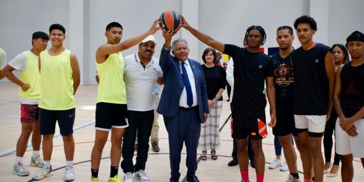Gobierno entrega 500 uniformes a equipos dominicanos de baloncesto en Madrid