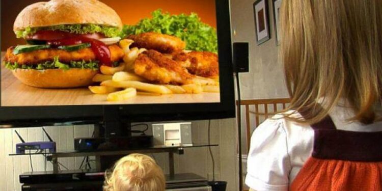 La OMS alerta de la indefensión de los niños ante la publicidad de alimentos