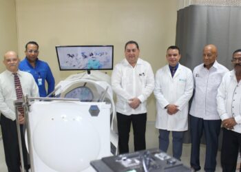 Ney Arias Lora apertura Unidad de Terapia  Hiperbárica