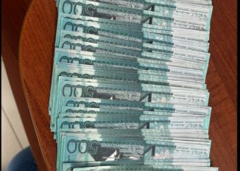 Policía apresa hombre por posesión de billetes falsos en pesos y dólares