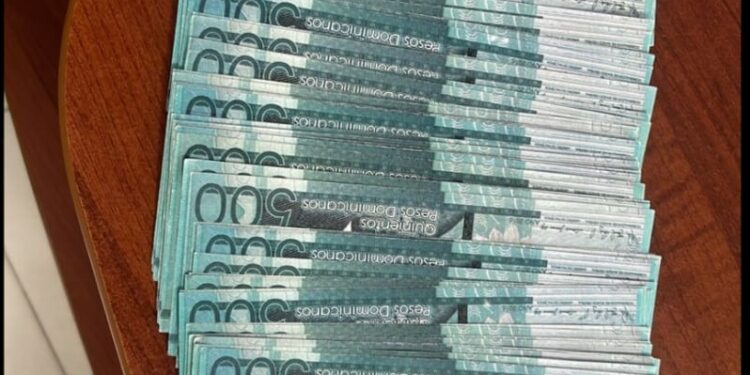 Policía apresa hombre por posesión de billetes falsos en pesos y dólares