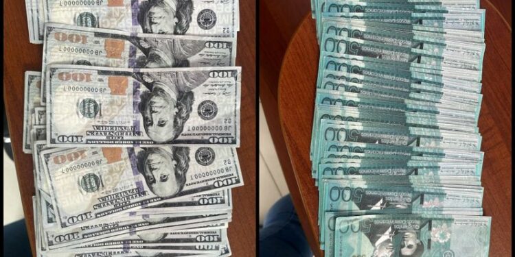 Policía apresa hombre por posesión de billetes falsos en pesos y dólares