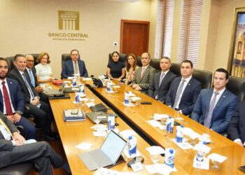 Gobernador Valdez Albizu recibe a la directiva de la Asociación de Puestos de Bolsa