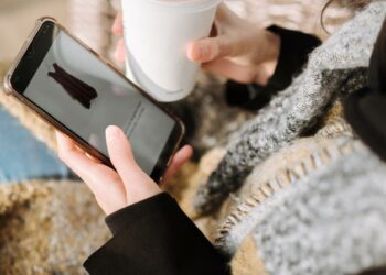 Denuncian influencers se asocian a delincuentes para engañar mediante compra de anuncios en Google