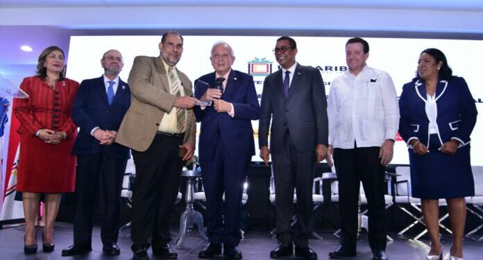 Ex alcalde de Miami resalta el rol de la política en gobiernos municipales de América Latina