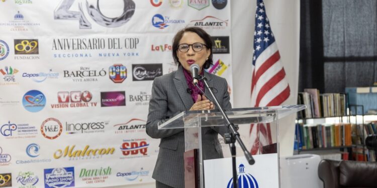 Ylonka Nacidit-Perdomo valora distinción municipal a Petronila Angélica Gómez