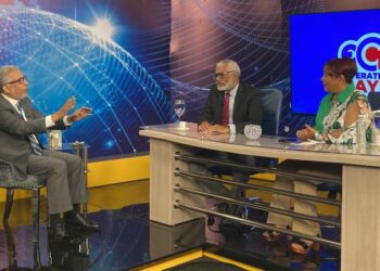 Alexis Castillo ofrece detalles de página en blanco en libro de Balaguer