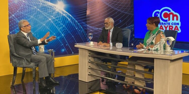 Alexis Castillo ofrece detalles de página en blanco en libro de Balaguer