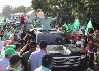Leonel Fernández recorre con precandidatos provincia Hermanas Mirabal