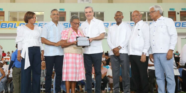 Abinader entrega 1,280  títulos a residentes de Sabana Grande de Boyá