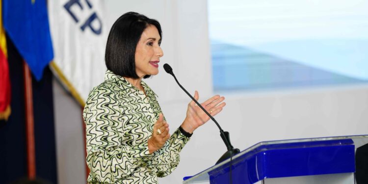 Primera Dama lidera acto de graduación del programa PROETP II en República Dominicana