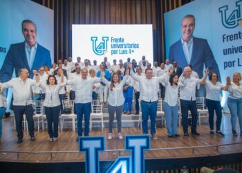 Cientos de académicos y universitarios piden al presidente que siga 4 años más