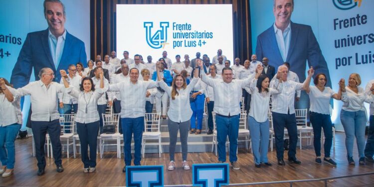 Cientos de académicos y universitarios piden al presidente que siga 4 años más