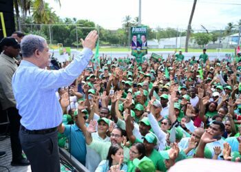Leonel Fernández recorre sectores de San Cristóbal