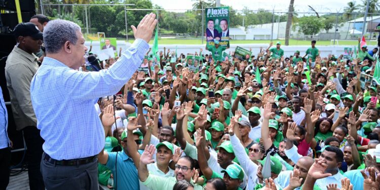 Leonel Fernández recorre sectores de San Cristóbal