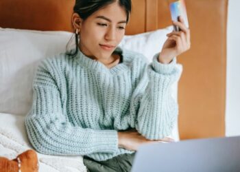 Un tercio de latinoamericanos que comenzó banca por internet en la pandemia sigue utilizándolos 