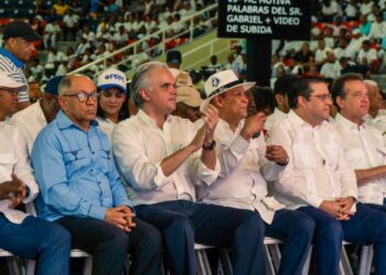 Líderes de las tres centrales sindicales piden al presidente Abinader 4 años más