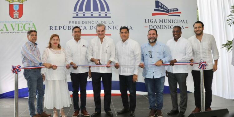 Presidente Abinader inaugura 7 obras en Bonao y La Vega
