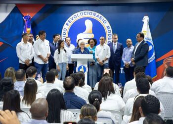 Ortiz Bosch y cien jóvenes inscriben en el PRM precandidatura de Abinader 