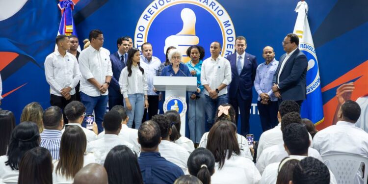 Ortiz Bosch y cien jóvenes inscriben en el PRM precandidatura de Abinader