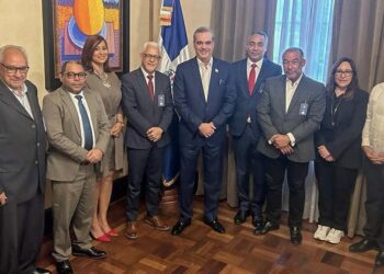 Presidente Luis Abinader recibe en Palacio Nacional una comisión de ADOPAE