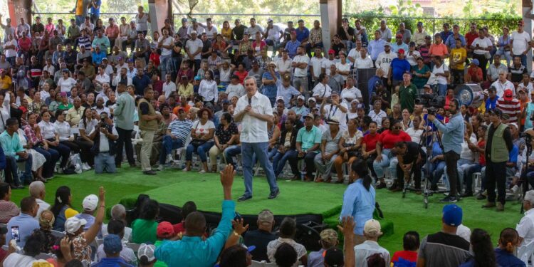 Abinader entrega más de 300 títulos de propiedad en Montecristi;
