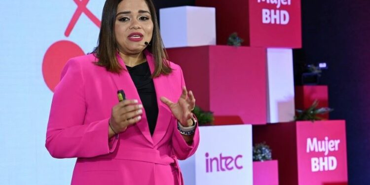 Mayor formación de mujeres en carreras STEM para enfrentar estereotipos culturales