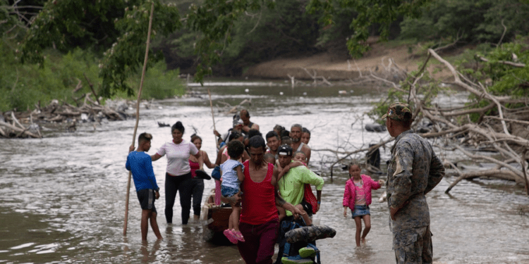 La migración por el peligroso Darién alcanza niveles récord
