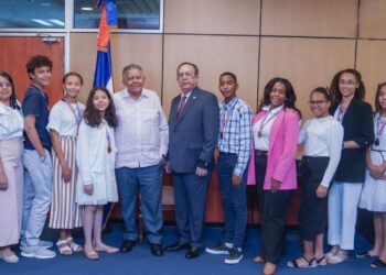 Gobernador Valdez Albizu recibe a embajador Juan Bolívar Díaz y a estudiantes meritorios de España