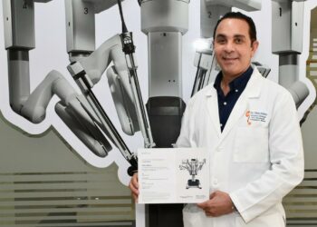 Pablo Mateo certificado como cirujano de consola robótica
