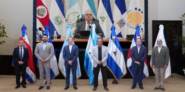 Valdez Albizu presidió reunión Consejo Monetario Centroamericano 