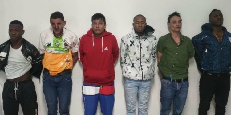 Fiscalía de Ecuador presenta cargos contra seis detenidos por ataque a candidato presidencial