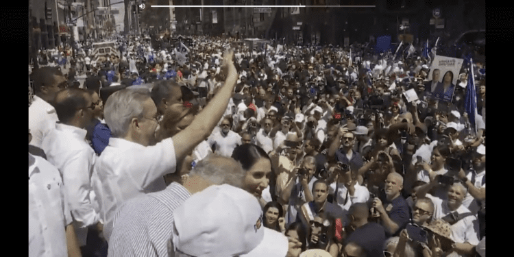 Presidente Luis Abinader rodeado de multitud en Nueva York 