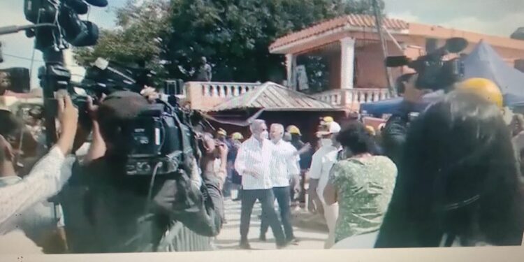 Presidente Abinader contacta desastre provocado por explosión en San Cristóbal