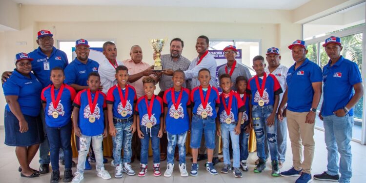 Entregan premios a equipos ganadores de la Copa Seaboard