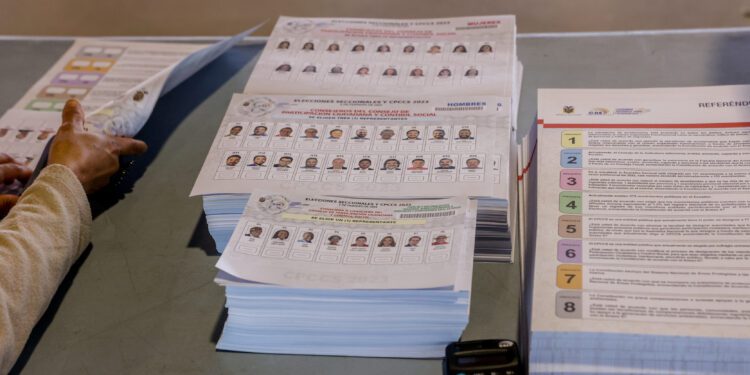 Arranca la jornada electoral en Ecuador, blindada por la violencia política